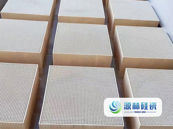 6822de260e8af.jpg VOCs蜂窩催化劑.jpg